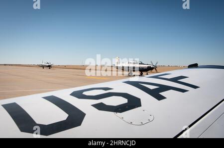 Dopo la tempesta di neve della scorsa settimana, il Team Vance è ancora una volta alle stelle nei cieli blu dell'Oklahoma. Il nostro impegno a consegnare aviatori di classe mondiale all'aviazione militare degli Stati Uniti non vacilla mai, indipendentemente dalle condizioni meteorologiche. (STATI UNITI Air Force foto di Airman 1st Classe Kathy Duran) Foto Stock