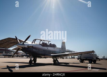 Dopo la tempesta di neve della scorsa settimana, il Team Vance è ancora una volta alle stelle nei cieli blu dell'Oklahoma. Il nostro impegno a consegnare aviatori di classe mondiale all'aviazione militare degli Stati Uniti non vacilla mai, indipendentemente dalle condizioni meteorologiche. (STATI UNITI Air Force foto di Airman 1st Classe Kathy Duran) Foto Stock