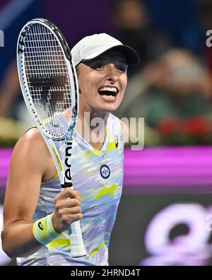 Doha, Qatar. 25th Feb 2022. IgA Swiatek di Polonia celebra dopo la semifinale del torneo di tennis WTA Qatar Open contro Maria Sakkari di Grecia a Doha, capitale del Qatar, 25 febbraio 2022. Credit: Nikku/Xinhua/Alamy Live News Foto Stock