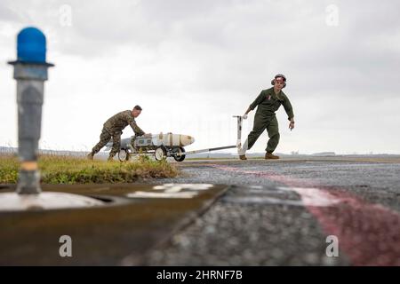 Base aerea di Kadena, Okinawa, Giappone. 2nd Feb 2022. Marines USA con Marine Fighter Attack Squadron (VMFA) 121 e Marine Aviation Logistics Squadron (MALS) 12, ordnance di trasporto alla base aerea di Kadena, Okinawa, Giappone, 2 febbraio 2022. Marines con VMFA-121 e MALS-12 ha condotto una formazione annuale a livello di unità e ha praticato l'ordnance di carico sugli aerei F-35B Lightning II, aumentando la capacità e riducendo il tempo a terra. Credit: U.S. Marines/ZUMA Press Wire Service/ZUMAPRESS.com/Alamy Live News Foto Stock