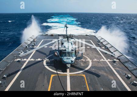 220221-N-GF955-1016 MAR DEI CARAIBI - (DAL 21, 2022) -- i marinai assegnati al “Shadow Det” di Helicopter Sea Combat Squadron (HSC) 28, distaccamento 7 effettuano controlli pre-volo di un elicottero MH-60s Sea Hawk dal ponte di volo della nave da combattimento litoranea variante libera USS Billings (LCS 15) mentre effettuano operazioni di lotta contro gli stupefacenti, 21 febbraio 2022. Billings è dispiegato nell'area delle operazioni della flotta USA 4th per sostenere la missione della Joint Interagency Task Force South, che include missioni di lotta contro il traffico illecito di droga nei Caraibi e nell'Est del Pacifico. (STATI UNITI Foto Navy di Mass Comm Foto Stock