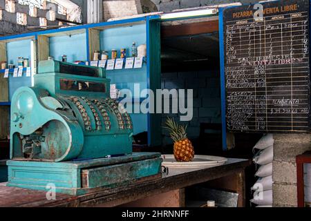 Registratore di cassa blu chiaro vecchio antico presso un negozio a l'Avana, Cuba. Foto Stock