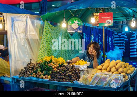 Scena urbana dal famoso mercato notturno di Hua Hin. Hua Hin è una delle destinazioni di viaggio più popolari in Thailandia. Foto Stock