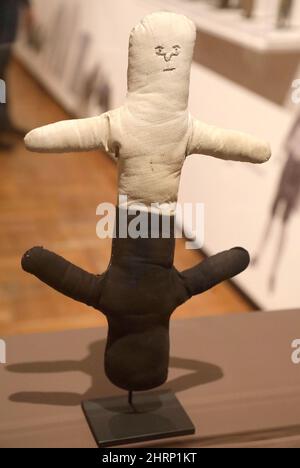 New York, Stati Uniti. 25th Feb 2022. Una veduta di una bambola di TPSEY-TURVY, circa 1920-1930 in mostra alla nuova mostra della New York Historical Society di ''˜Black Dolls' che esplora razza, genere e storia attraverso la fabbricazione delle bambole. La bambola è bianca quando viene vista in un modo, e poi nera quando la si gira intorno. (Credit Image: © Nancy Kaszerman/ZUMA Press Wire) Credit: ZUMA Press, Inc./Alamy Live News Foto Stock