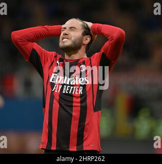 Milano, Italia. 25th Feb 2022. Davide Calabria di AC Milan reagisce durante una partita di calcio AC Milan e Udinese a Milano, il 25 febbraio 2022. Credit: Alberto Lingria/Xinhua/Alamy Live News Foto Stock