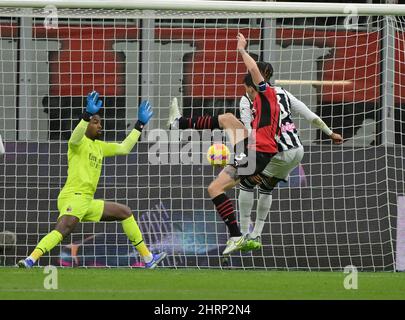 Milano, Italia. 25th Feb 2022. Udinese's Destiny Udogie (R) segna il suo traguardo durante una partita di calcio a Milano, il 25 febbraio 2022, tra AC Milan e Udinese. Credit: Alberto Lingria/Xinhua/Alamy Live News Foto Stock