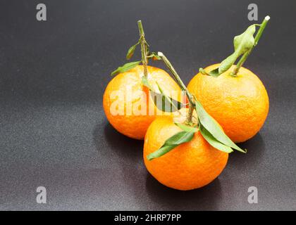 Vista dall'alto della manderina naturale su sfondo nero. Foto Stock