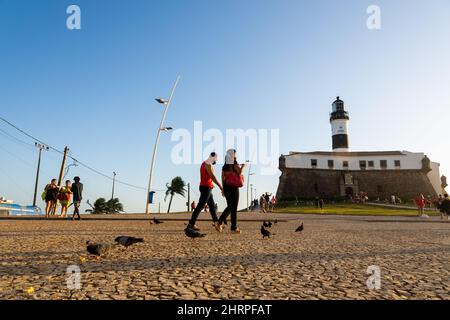 Vista dal basso di Farol da barra, con piccioni che mangiano mais e turisti che passeggiando Foto Stock