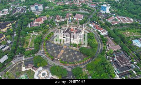 Veduta aerea della moschea di al Bantani a serang. Vista dall'alto della foresta della moschea. Banten, Indonesia, 26 febbraio 2022 Foto Stock