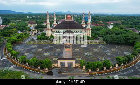 Veduta aerea della moschea di al Bantani a serang. Vista dall'alto della foresta della moschea. Banten, Indonesia, 26 febbraio 2022 Foto Stock