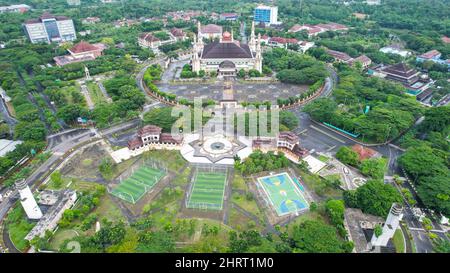 Veduta aerea della moschea di al Bantani a serang. Vista dall'alto della foresta della moschea. Banten, Indonesia, 26 febbraio 2022 Foto Stock