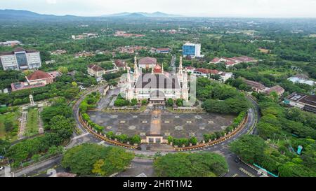 Veduta aerea della moschea di al Bantani a serang. Vista dall'alto della foresta della moschea. Banten, Indonesia, 26 febbraio 2022 Foto Stock