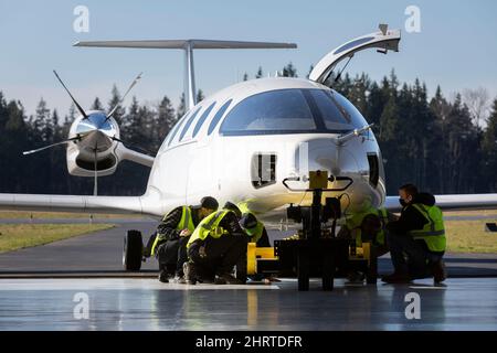 Arlington, Washington, Stati Uniti. 25th Febbraio, 2022. I membri dell'equipaggio di terra preparano il prototipo di velivolo elettrico di Alice per un test in taxi presso la sede di Eviation nell'aeroporto municipale di Arlington. Eviation prevede di effettuare il primo volo di Alice nelle prossime settimane in attesa di ulteriori preparativi per i test di volo e taxi. Credit: Paul Christian Gordon/Alamy Live News Foto Stock