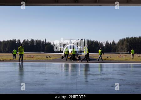 Arlington, Washington, Stati Uniti. 25th Febbraio, 2022. I membri dell'equipaggio di terra tirano fuori dall'hangar il prototipo di Alice per un test in taxi presso la sede di Eviation nell'aeroporto municipale di Arlington. Eviation prevede di effettuare il primo volo di Alice nelle prossime settimane in attesa di ulteriori preparativi per i test di volo e taxi. Credit: Paul Christian Gordon/Alamy Live News Foto Stock