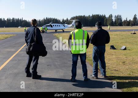 Arlington, Washington, Stati Uniti. 25th Febbraio, 2022. Il capo pilota di prova Steven Crane (a destra) osserva che l'equipaggio di terra sposta il prototipo di Alice dell'aeromobile completamente elettrico per un test in taxi presso la sede di Eviation nell'aeroporto municipale di Arlington. Eviation prevede di effettuare il primo volo di Alice nelle prossime settimane in attesa di ulteriori preparativi per i test di volo e taxi. Credit: Paul Christian Gordon/Alamy Live News Foto Stock