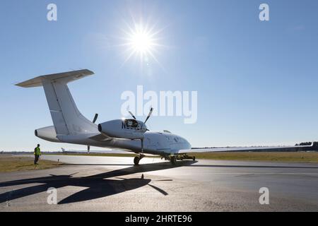 Arlington, Washington, Stati Uniti. 25th Febbraio, 2022. I membri dell'equipaggio di terra preparano il prototipo di velivolo elettrico di Alice per un test in taxi presso la sede di Eviation nell'aeroporto municipale di Arlington. Eviation prevede di effettuare il primo volo di Alice nelle prossime settimane in attesa di ulteriori preparativi per i test di volo e taxi. Credit: Paul Christian Gordon/Alamy Live News Foto Stock