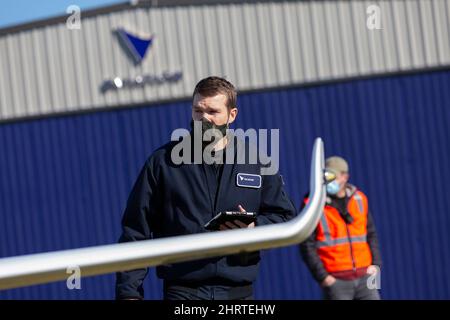 Arlington, Washington, Stati Uniti. 25th Febbraio, 2022. I membri dell'equipaggio di terra preparano il prototipo di velivolo elettrico di Alice per un test in taxi presso la sede di Eviation nell'aeroporto municipale di Arlington. Eviation prevede di effettuare il primo volo di Alice nelle prossime settimane in attesa di ulteriori preparativi per i test di volo e taxi. Credit: Paul Christian Gordon/Alamy Live News Foto Stock