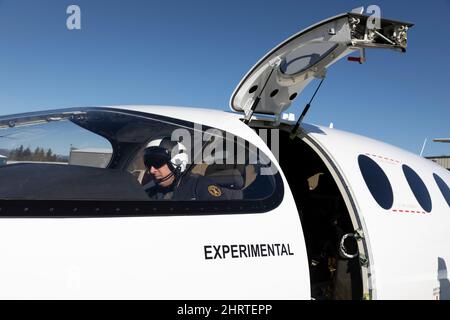 Arlington, Washington, Stati Uniti. 25th Febbraio, 2022. Il capo pilota di prova Steven Crane prepara il prototipo di Alice per un test in taxi presso la sede di Eviation all'aeroporto municipale di Arlington ad Arlington. Eviation prevede di effettuare il primo volo di Alice nelle prossime settimane in attesa di ulteriori preparativi per i test di volo e taxi. Credit: Paul Christian Gordon/Alamy Live News Foto Stock