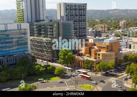 Adelaide, Australia, vista da Victoria Square, con Adelaide Magistrates Court in primo piano e Mount Lofty Ranges in background. Foto Stock