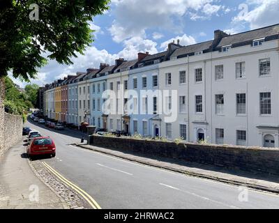 Vista delle colorate case georgiane di Cornwallis Street nella zona di Clifton di Bristol, Regno Unito. Foto Stock