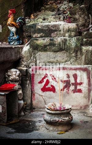 Un santuario, censura e statuine di leone e gallo al Tempio di Hung Shing a WAN Chai, Isola di Hong Kong Foto Stock