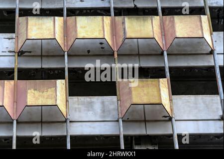 Basso angolo di balconcini vecchi e sporchi di un edificio abbandonato a Berlino Est, Germania Foto Stock