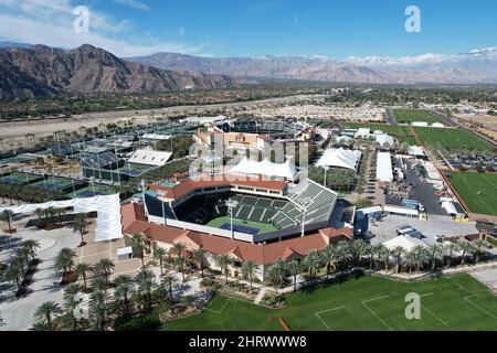 Una vista aerea dello Stadio 2 (primo piano) e dello Stadio 1 presso l'Indian Wells Tennis Garden, venerdì 25 febbraio 2022, a Indian Wells, Calif. La struttura Foto Stock