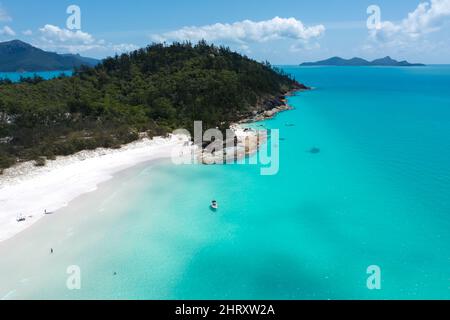 Una giornata calda e soleggiata a Whitehaven Beach, Queensland, Australia, con acque cristalline e color smeraldo e sabbia bianca Foto Stock