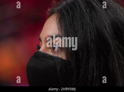 Occhi belli dietro una maschera nera Foto Stock