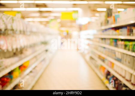 Astratto supermercato sfocato con scaffali colorati. Questa immagine per lo sfondo Foto Stock