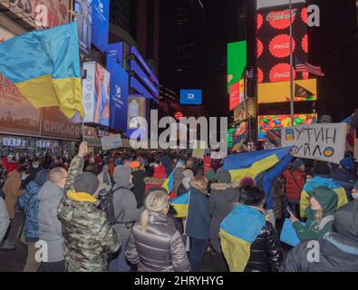 NEW YORK, N.Y. – 25 febbraio 2022: I manifestanti si radunano a Times Square per protestare contro l’invasione dell’Ucraina da parte della Russia. Foto Stock