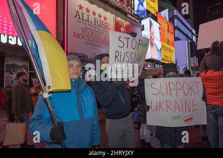 NEW YORK, N.Y. – 25 febbraio 2022: I manifestanti si radunano a Times Square per protestare contro l’invasione dell’Ucraina da parte della Russia. Foto Stock