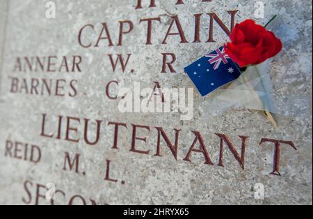 Una bandiera australiana in miniatura ha registrato accanto ai nomi dei soldati scomparsi sul Lone Pine Memorial presso il cimitero di Lone Pine in Turchia. Foto Stock