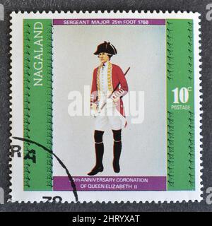 Timbro postale annullato stampato da Nagaland, che mostra ufficiale 49th piedi, 1775, 25th anniversario incoronazione della regina Elisabetta II, circa 1975. Foto Stock