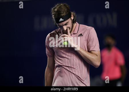 Acapulco, Messico. 25th Feb 2022. Stefanos Tsitsipas di Grecia reagisce durante la semifinale maschile del singolo contro Cameron Norrie di Gran Bretagna al torneo di tennis ATP Mexican Open 2022 ad Acapulco, Messico, 25 febbraio 2022. Credit: Xin Yuewei/Xinhua/Alamy Live News Foto Stock