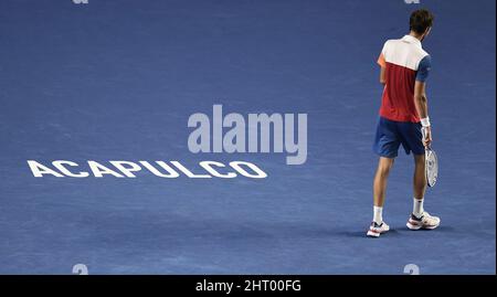 Acapulco, Messico. 25th Feb 2022. Daniil Medvedev della Russia reagisce durante la semifinale maschile dei singoli contro Rafael Nadal della Spagna al torneo di tennis ATP Mexican Open 2022 ad Acapulco, Messico, 25 febbraio 2022. Credit: Xin Yuewei/Xinhua/Alamy Live News Foto Stock