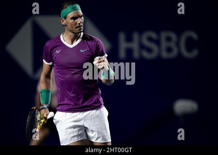 Acapulco, Messico. 25th Feb 2022. Rafael Nadal di Spagna reagisce durante la semifinale maschile dei singoli contro Daniil Medvedev di Russia al torneo di tennis ATP Mexican Open 2022 ad Acapulco, Messico, 25 febbraio 2022. Credit: Xin Yuewei/Xinhua/Alamy Live News Foto Stock