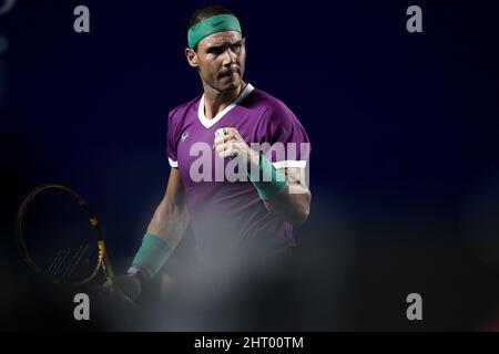 Acapulco, Messico. 25th Feb 2022. Rafael Nadal di Spagna reagisce durante la semifinale maschile dei singoli contro Daniil Medvedev di Russia al torneo di tennis ATP Mexican Open 2022 ad Acapulco, Messico, 25 febbraio 2022. Credit: Xin Yuewei/Xinhua/Alamy Live News Foto Stock