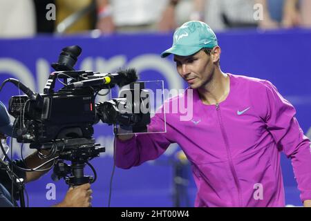 Acapulco, Messico. 25th Feb 2022. Rafael Nadal di Spagna festeggia dopo aver vinto la semifinale maschile con Daniil Medvedev di Russia al torneo di tennis ATP Mexican Open 2022 ad Acapulco, Messico, 25 febbraio 2022. Credit: Francisco Canedo/Xinhua/Alamy Live News Foto Stock