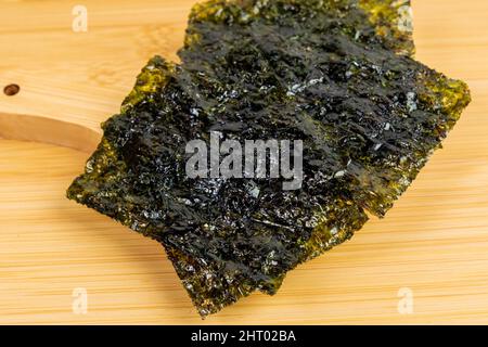 Foglie di Nori. Alghe secche croccanti. Cucina tradizionale giapponese Foto Stock