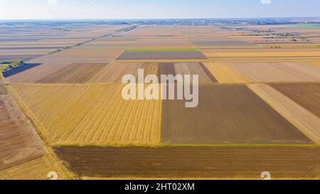 Sopra vista su campi agricoli, dopo raccolto, vuoti terreni coltivati. Foto Stock