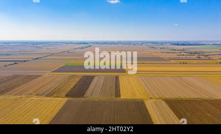 Sopra vista su campi agricoli, dopo raccolto, vuoti terreni coltivati. Foto Stock
