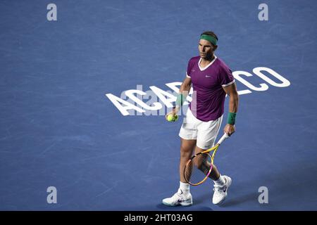 Acapulco, Messico. 25th Feb 2022. Rafael Nadal di Spagna reagisce durante la semifinale maschile dei singoli contro Daniil Medvedev di Russia al torneo di tennis ATP Mexican Open 2022 ad Acapulco, Messico, 25 febbraio 2022. Credit: Xin Yuewei/Xinhua/Alamy Live News Foto Stock