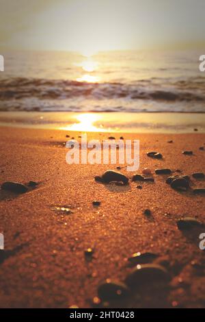 Scatto verticale di un paesaggio marino sotto il tramonto Foto Stock