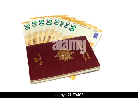 Primo piano di banconote da 50 euro e passaporti francesi isolati su sfondo bianco Foto Stock