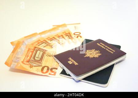 Primo piano di banconote da 50 euro e passaporti francesi isolati su sfondo bianco Foto Stock