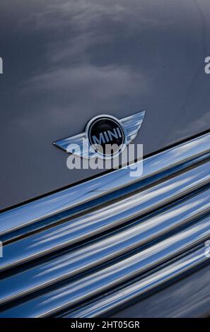 Primo piano verticale del logo dell'auto British Made Mini Cooper Foto Stock