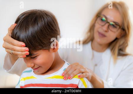 Bambino sottoposto ad esame fisico Foto Stock