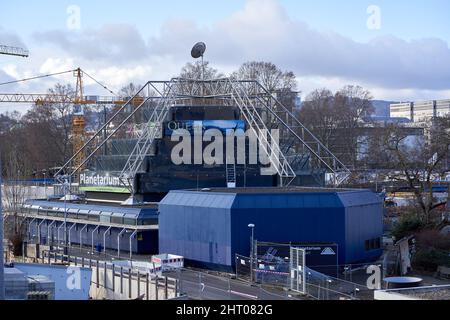 Stoccarda, Germania - 06 gennaio 2022: Planetario Stoccarda. Edificio a forma di piramide con facciata blu. Circondato dal cantiere di costruzione St Foto Stock
