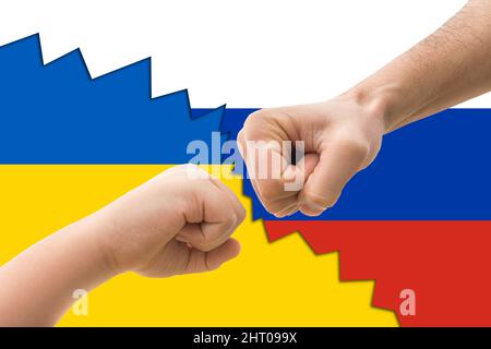 Russia conflitto Ucraina. Punch to punch, sullo sfondo delle bandiere nazionali. Foto Stock